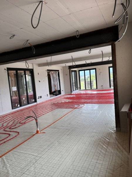 installation-reseau-tuyaux-sol-chauffant