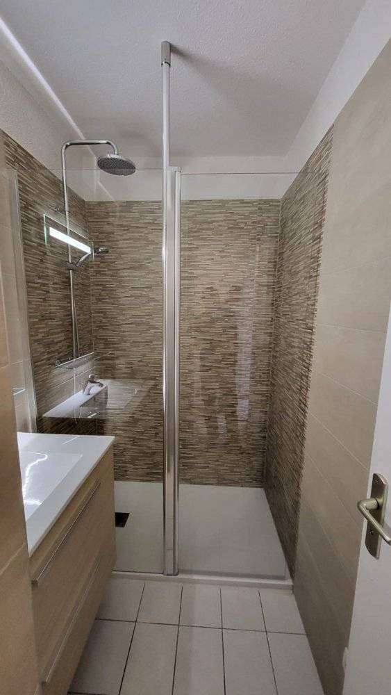 installation-meuble-salle-de-bain-sur-mesure.jpg